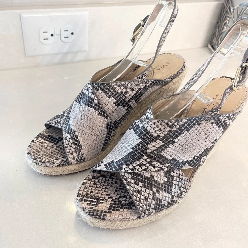 Via Spiga Snake Skin Leather wedge Samdals Size 9M Gray and black